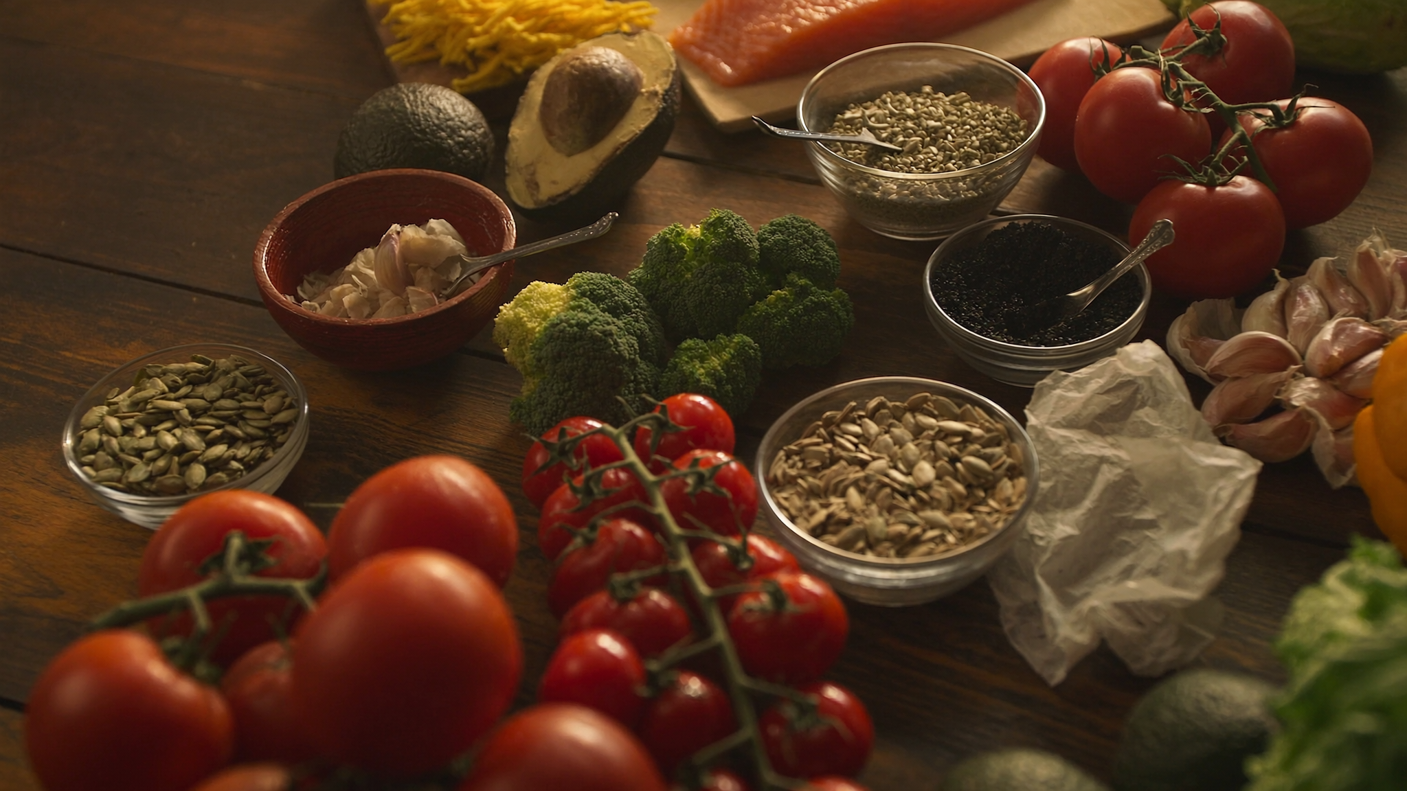 Alimentos saudáveis para próstata — dieta mediterrânea com tomate brócolis salmão e abacate