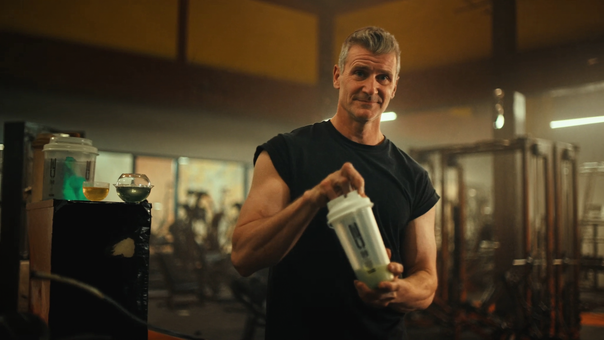 Homem em forma na academia com shaker — creatina soldiers nutrition