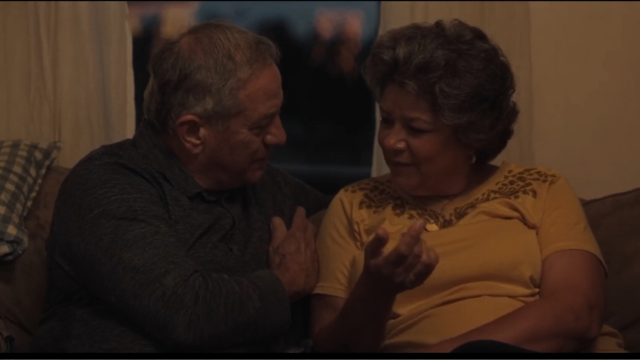 Casal em conversa íntima sobre disfunção erétil psicológica