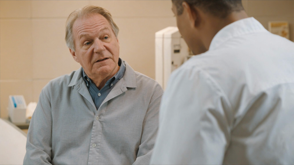 Homem conversando com o urologista sobre próstata aumentada